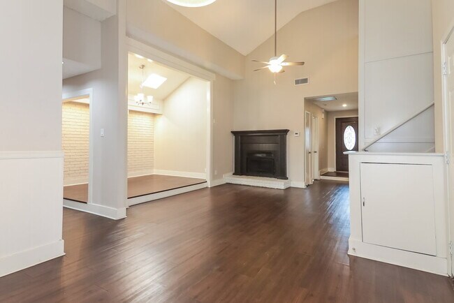 Building Photo - 1141 Paintbrush St