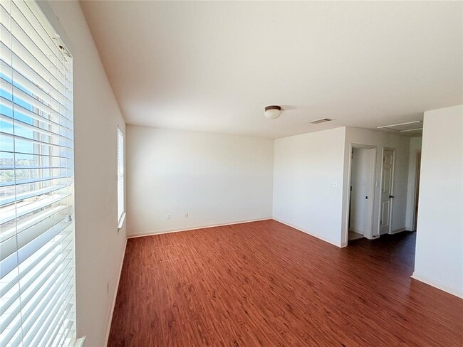 Building Photo - 1913 Short Summer Dr