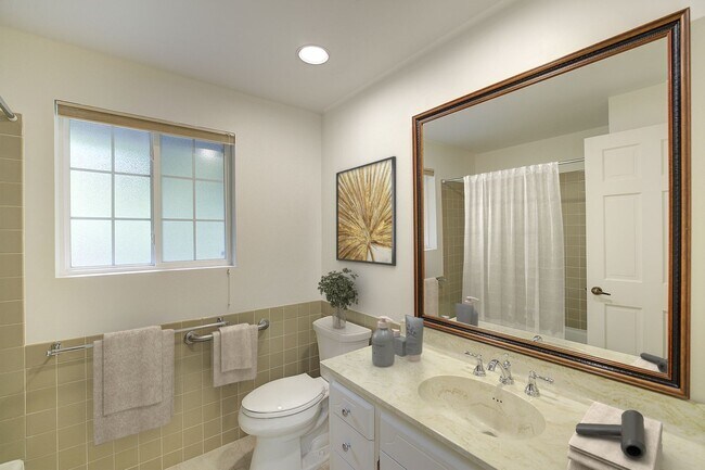 Building Photo - 4Bd/2.5Ba Clyde Hill Home