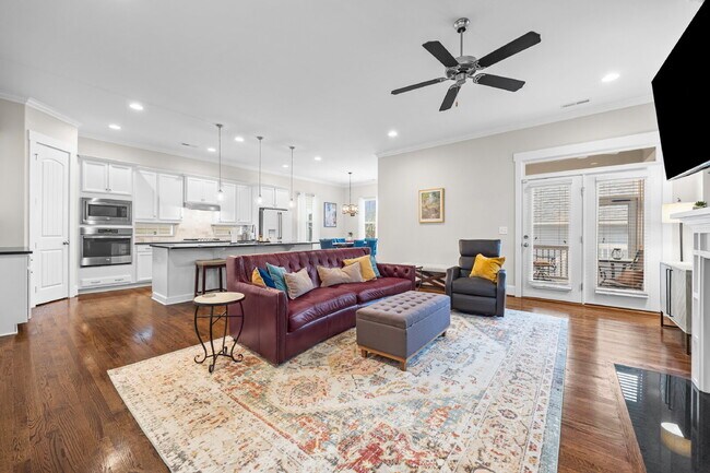 Building Photo - Fully Furnished 3BR Retreat in Riverwalk | Office + Screened Patio