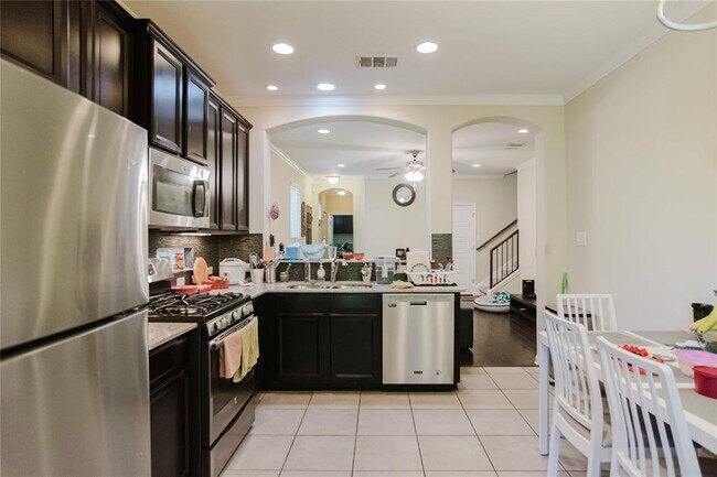 Building Photo - 13400 Briarwick Dr
