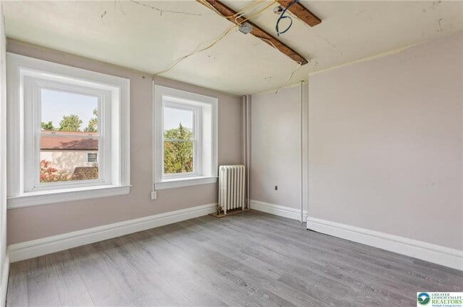 Building Photo - 313 Edgewood Dr