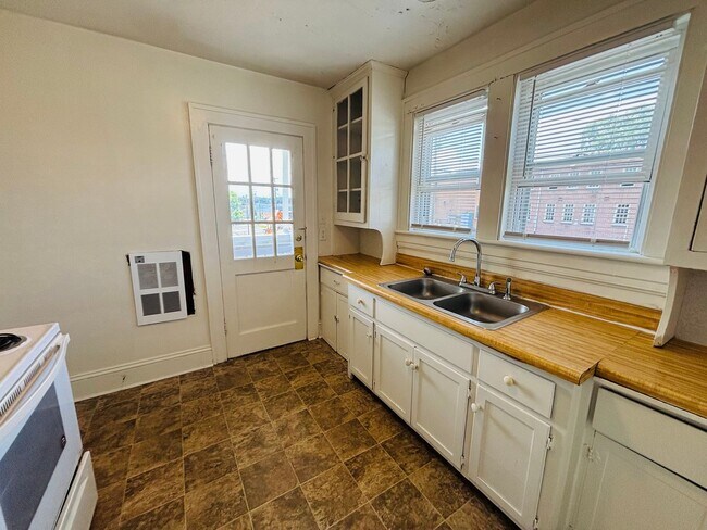 Building Photo - 3 Bedroom 1 Bath Duplex