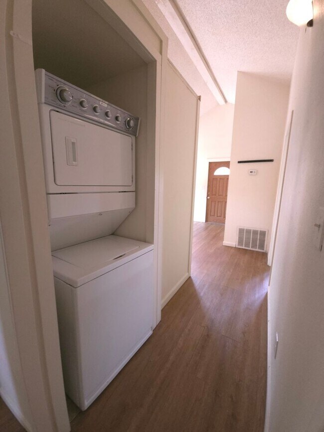 Building Photo - 943 Broadway