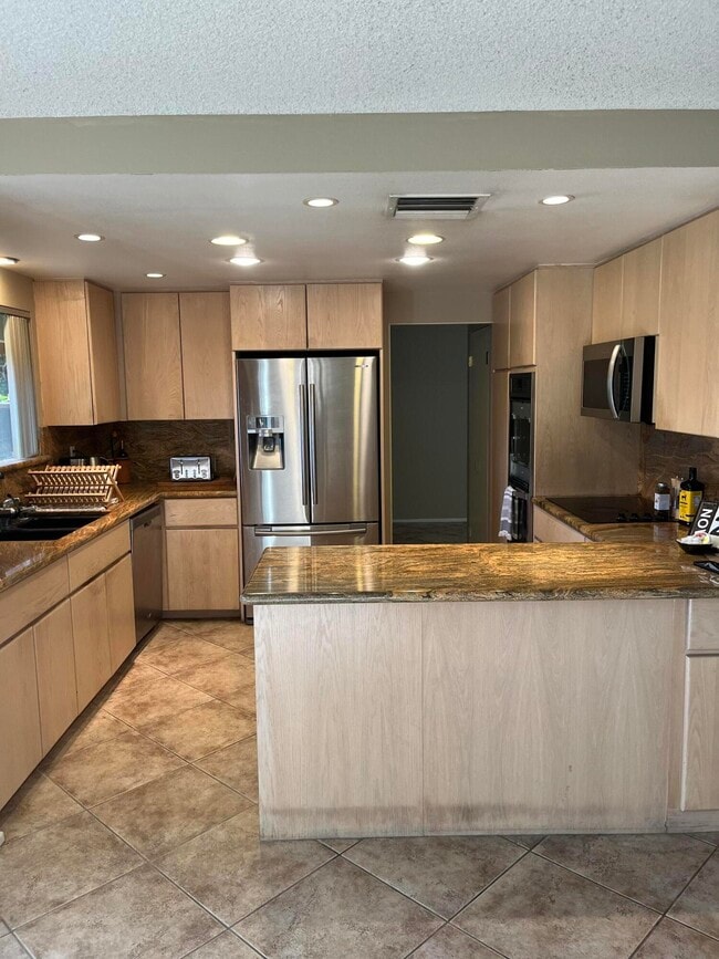 Building Photo - 555 W Baristo Rd