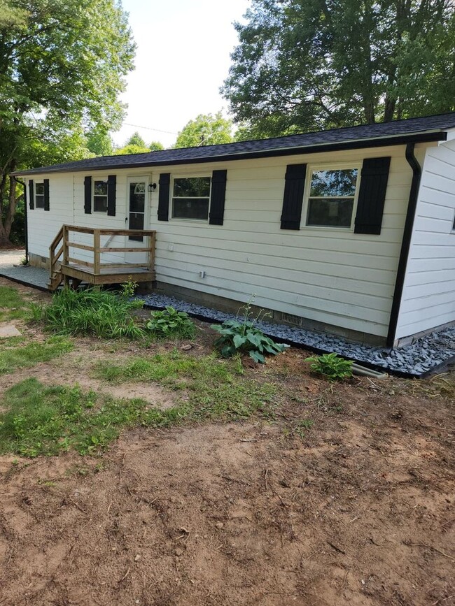 Building Photo - Cozy Home with 8 Acres Available Now in Po...