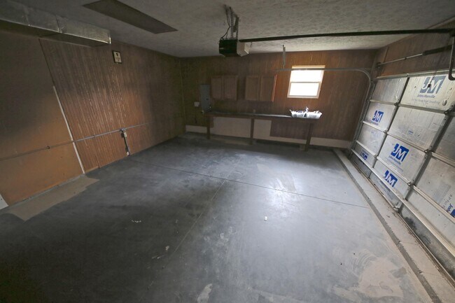 Building Photo - 876 Meadowlands Dr