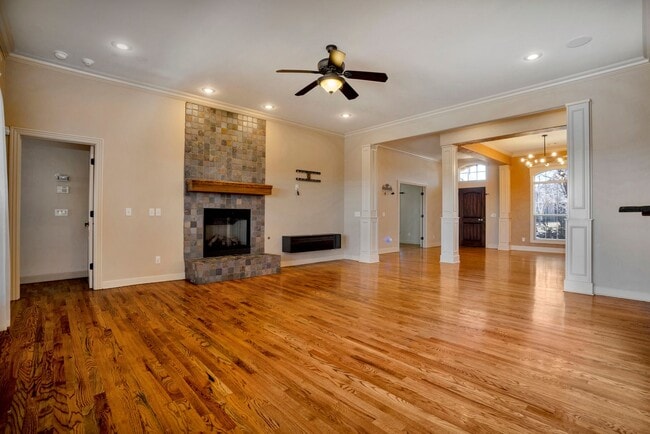 Building Photo - Executive Bentonville Home convenient to WM Home Office and more!