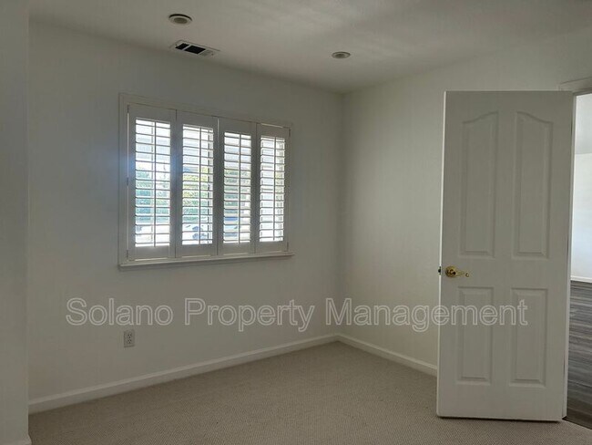 Building Photo - 542 Fiesta Ct