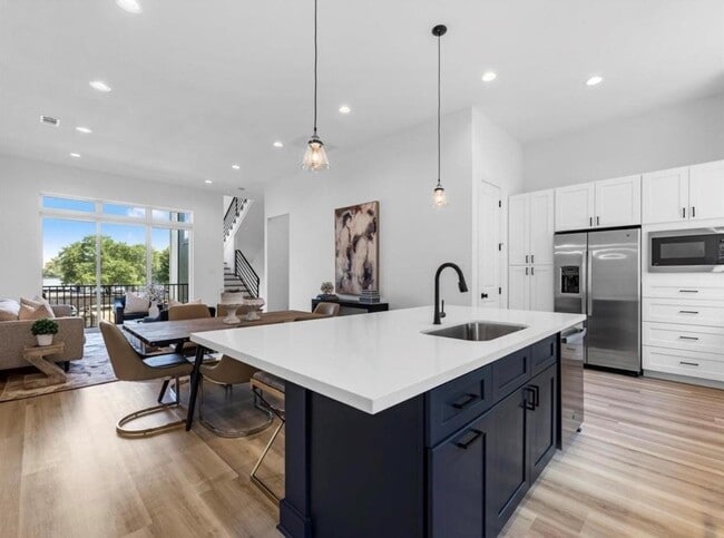 Building Photo - 5910 Val Verde St