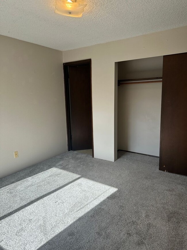 Building Photo - Classic 2 Bedroom 2 Bath Condo near Lakewa...