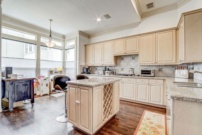 Building Photo - 1515 Hyde Park Blvd