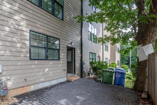 Building Photo - 208 Asher Springs Cir