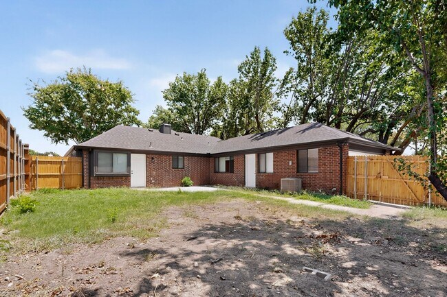Building Photo - 3701 University Dr
