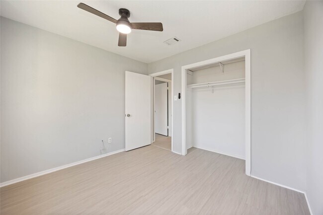 Building Photo - 2302 Green Knoll Dr