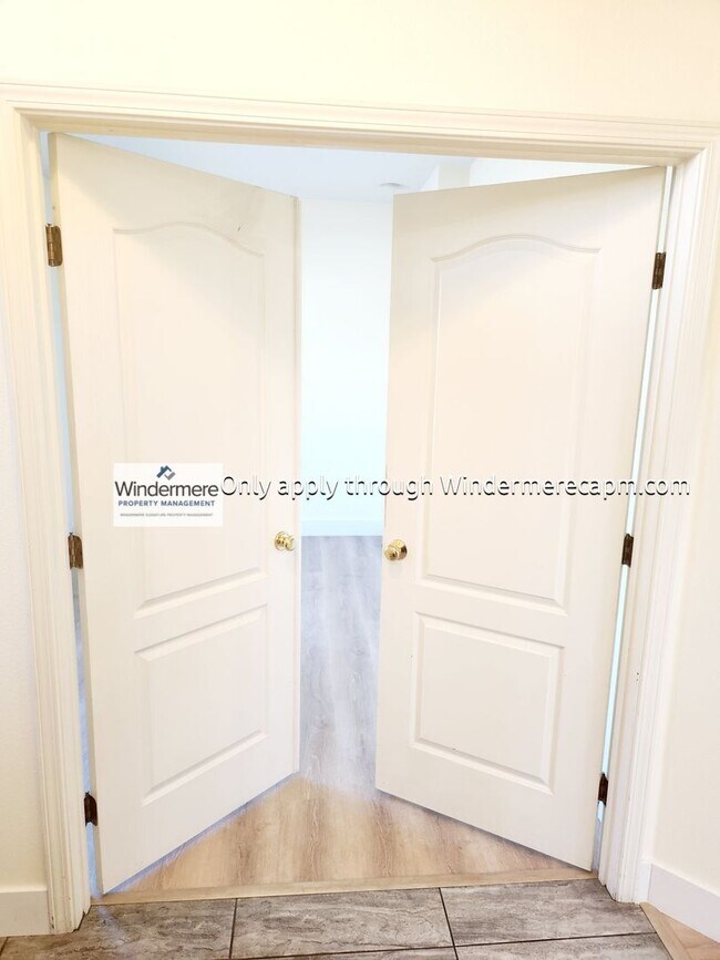 Building Photo - Bright 3 bedroom, 2 bath in Gated Community of Bentley Square!