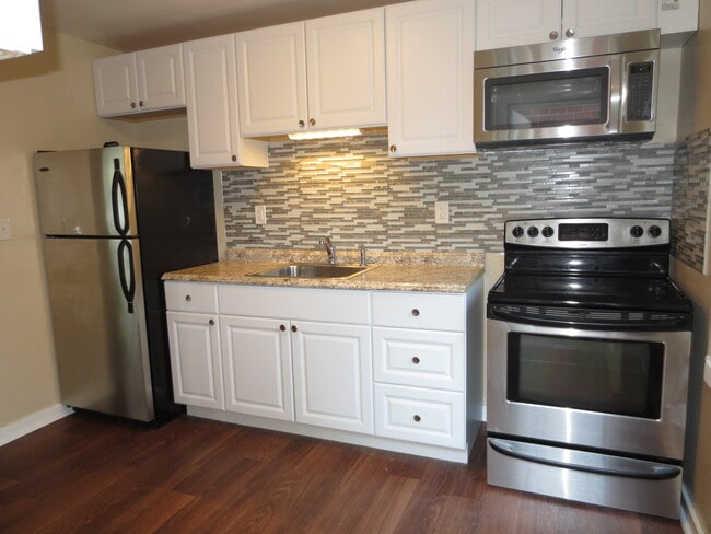 Building Photo - 341 Hemlock Dr