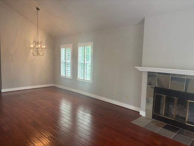 Building Photo - Stunning One-Bedroom Condo in Desirable Co...