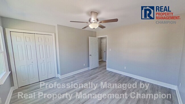 Building Photo - Beautifully 2 BD/1.5 BA End Unit Townhouse w/Garage
