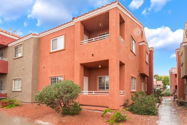 Building Photo - 3 Bedroom Condo with an Open Floor Plan!