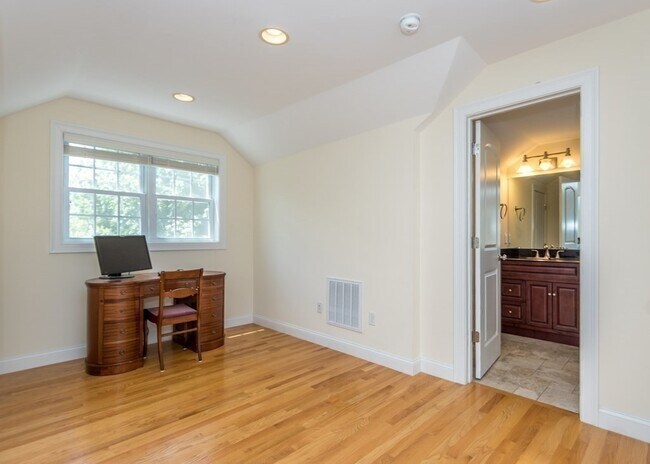 Building Photo - 67 Trimount Ave