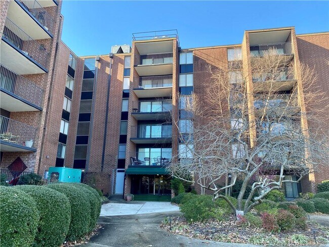 Building Photo - 1100 Clarendon St