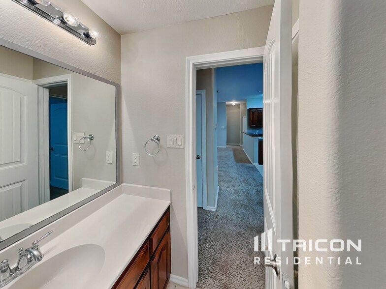 Building Photo - 718 River Run Dr