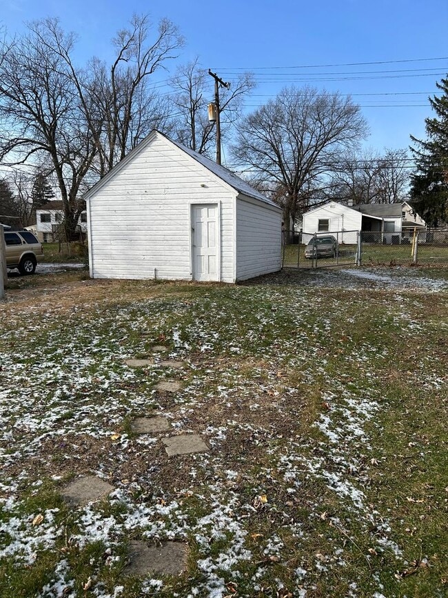 Building Photo - Spacious 3-Bedroom, 2-Bathroom Home – Accepting Section 8 – $1,175/Month