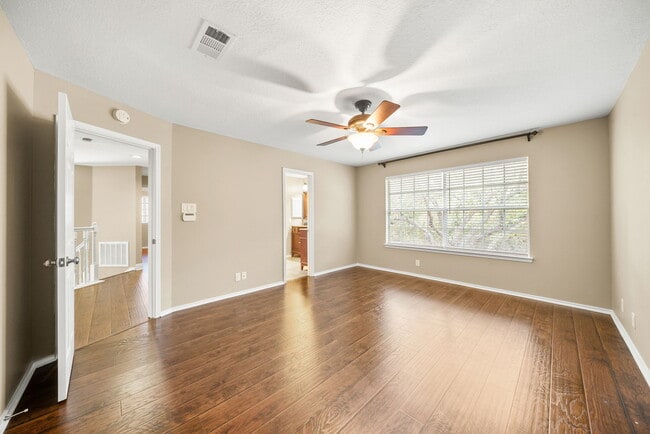 Building Photo - Spacious 4-Bed Home with Island Kitchen, Fireplace & Fenced Yard in San Antonio – 2,143 Sq Ft