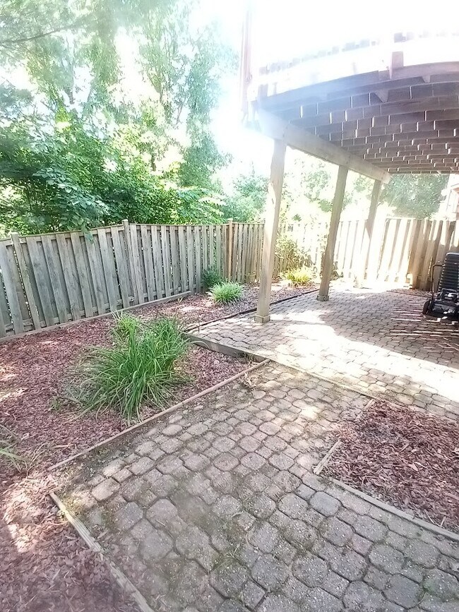 Building Photo - 7670 Southern Oak Dr