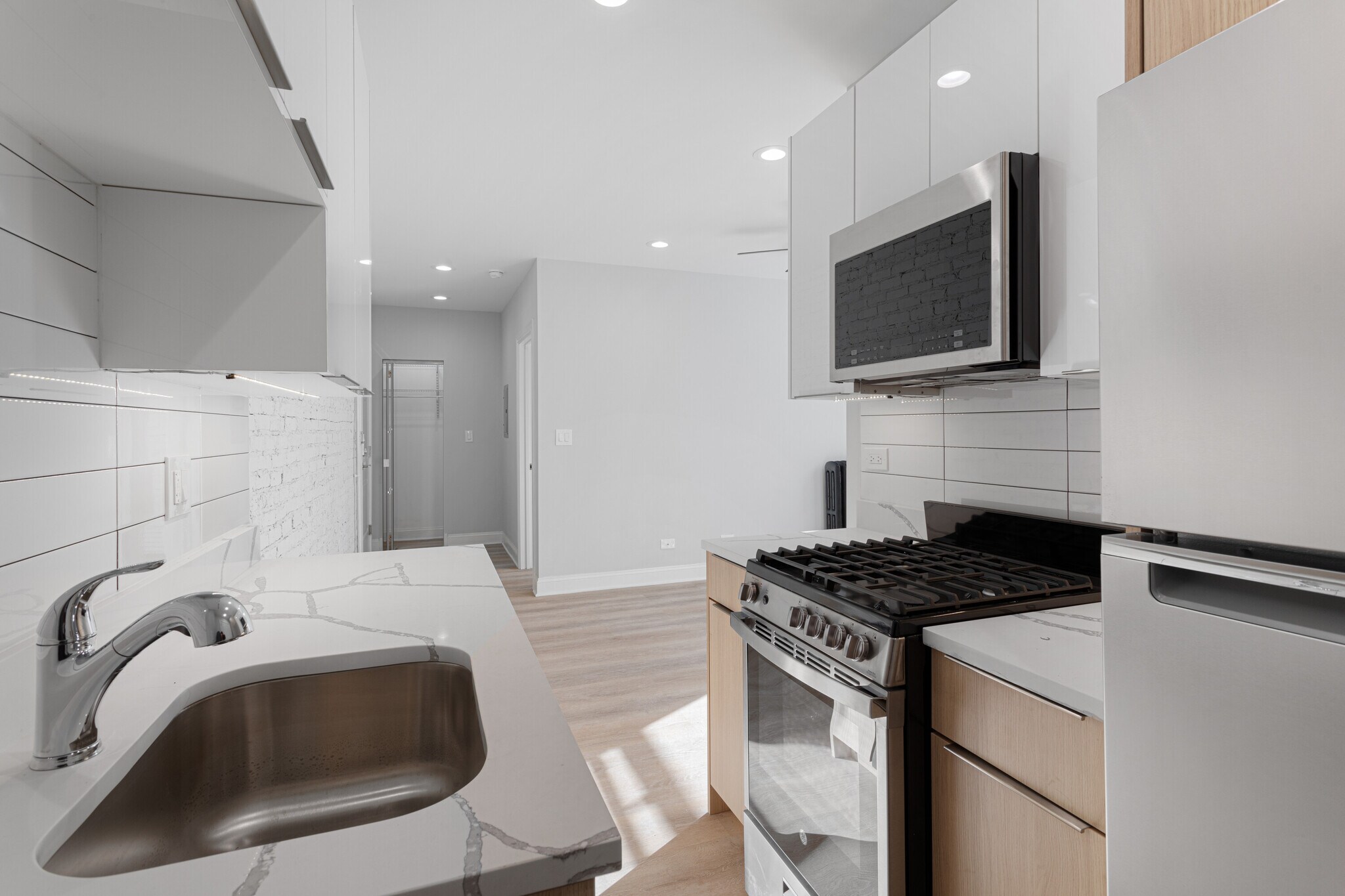 Building Photo - 1631 W Chase Ave