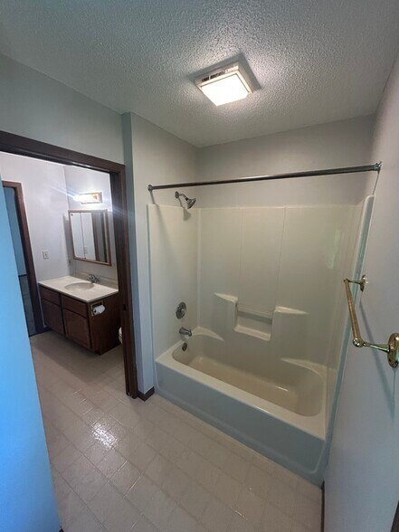 Building Photo - 1030 Oak Forest Dr