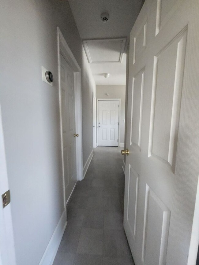 Building Photo - 2 Bedroom 1 Bath Apartment - Downtown Char...