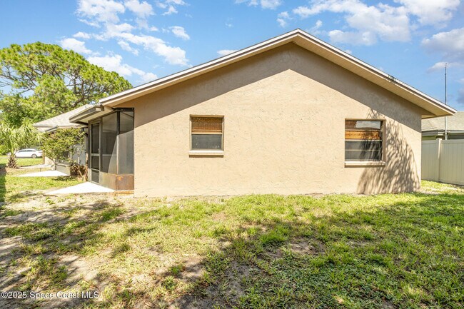 Building Photo - 841 Raintree Ave