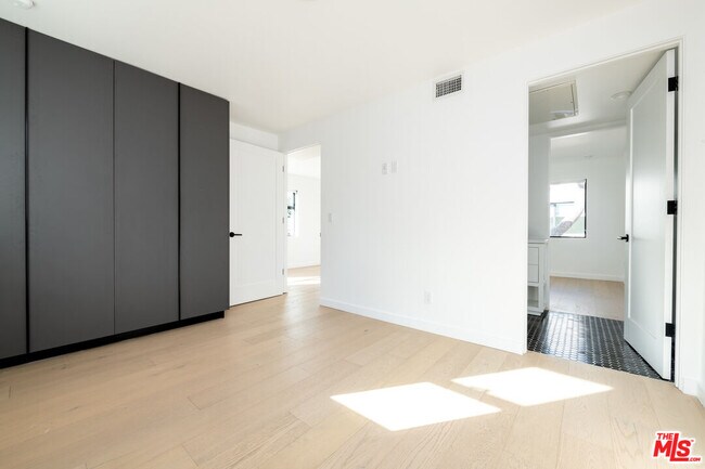 Building Photo - 1325 Cabrillo Ave