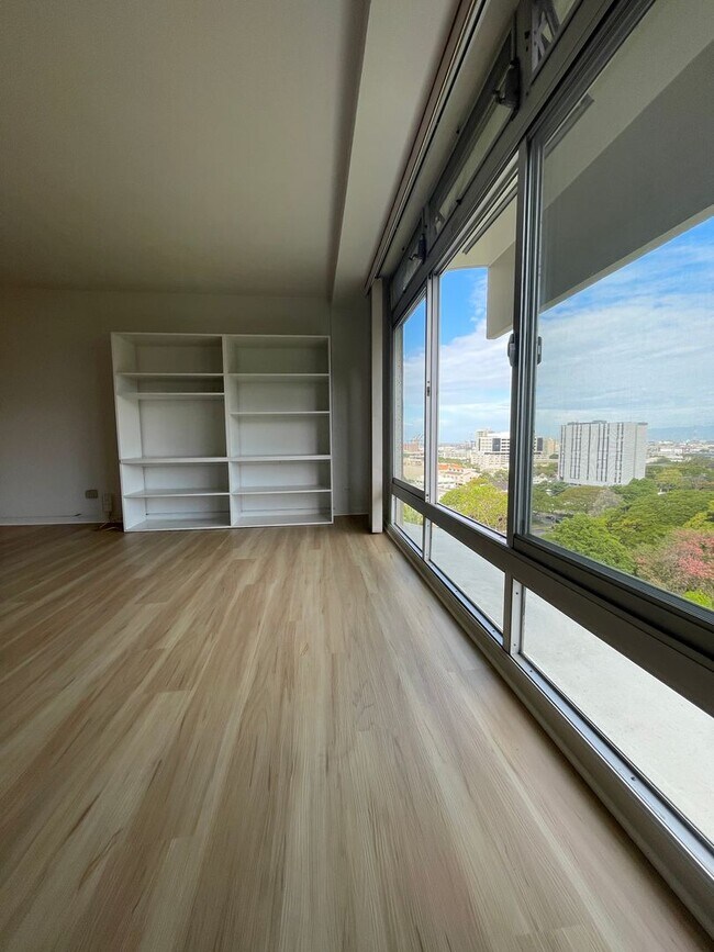 Building Photo - 11th Floor, Queen Emma Garden Unit with Upgrades and Downtown and Mountain Views.