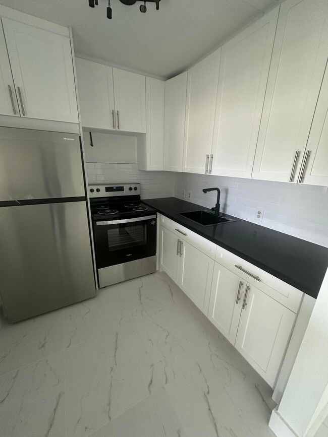 Building Photo - 205 Mansfield F