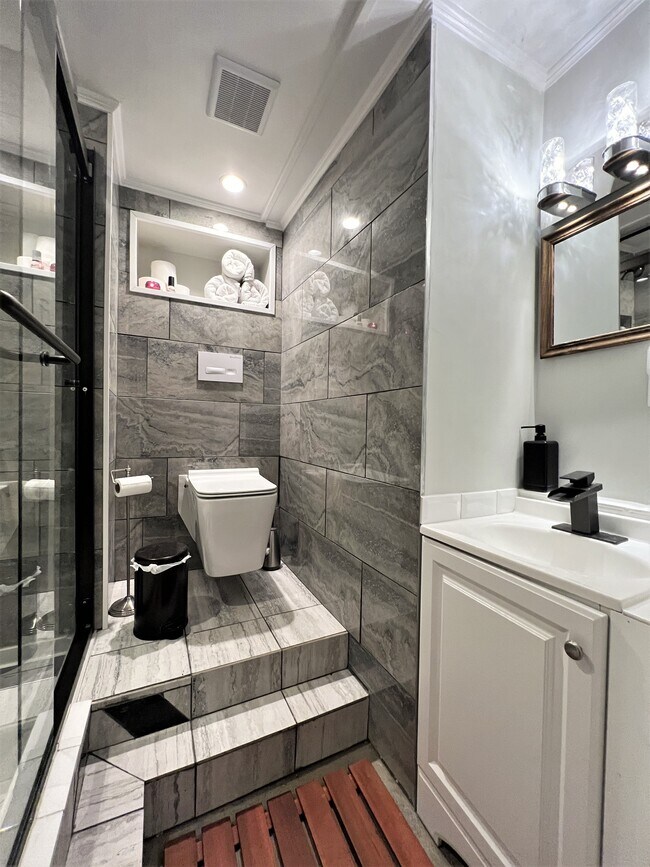 Building Photo - 4 Day St