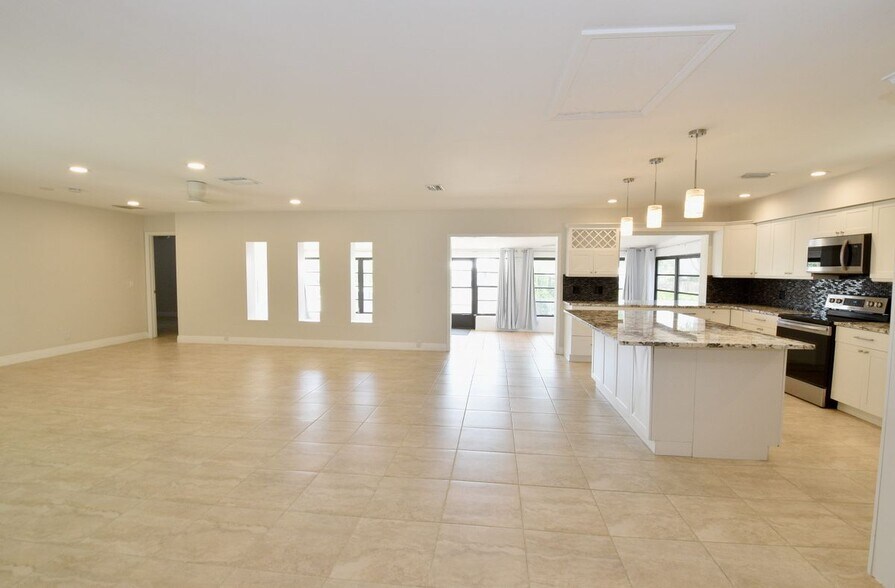 Building Photo - 3461 Lakeview Dr