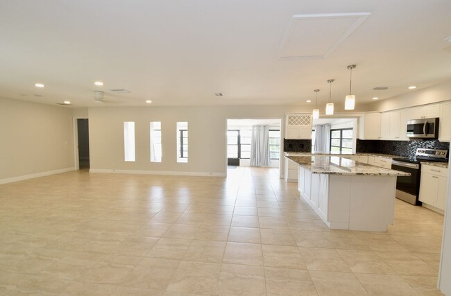 Building Photo - 3461 Lakeview Dr