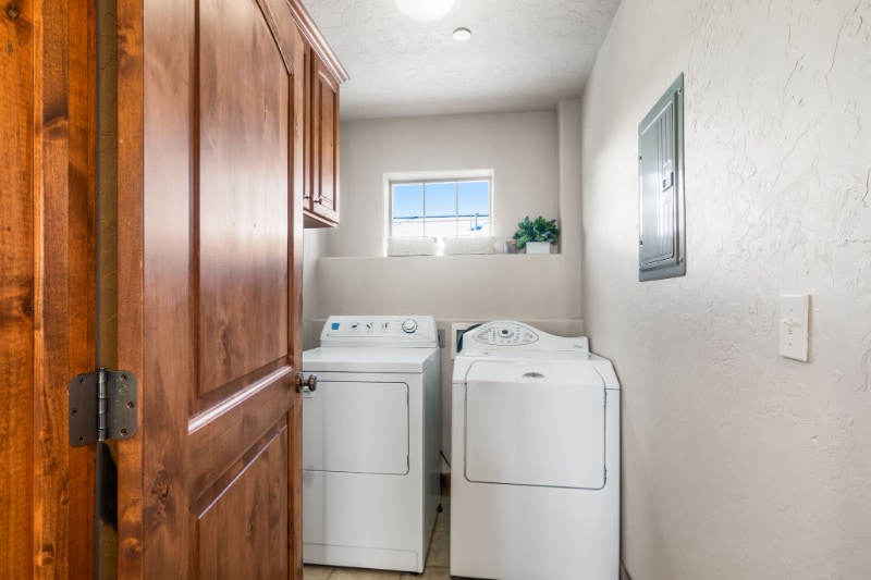 Building Photo - 6095 N Fox Pointe Cir