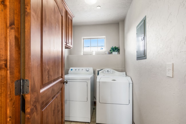 Building Photo - 6095 N Fox Pointe Cir