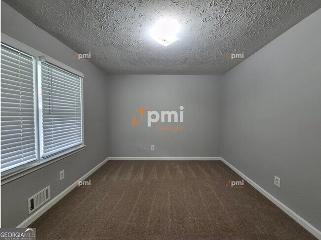 Building Photo - 235 Russell Dr