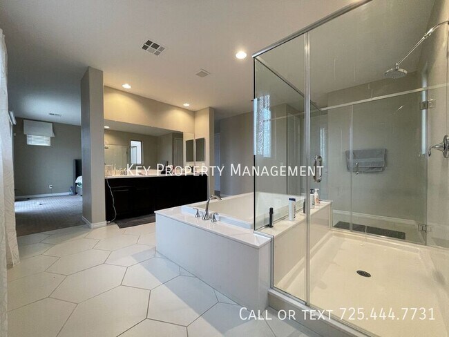 Building Photo - SPACIOUS AND UPGRADED 4 BEDROOM HOME NEAR ...