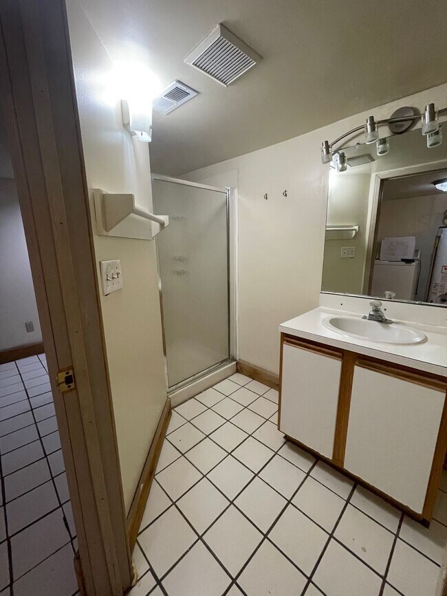 Building Photo - 194 E 14th Ave