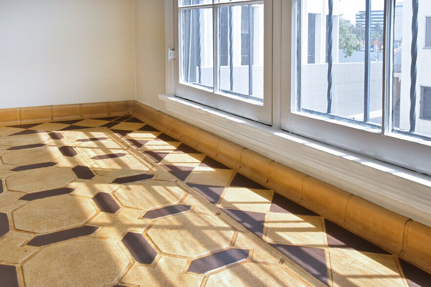 Building Photo - 724 S Genesee Ave