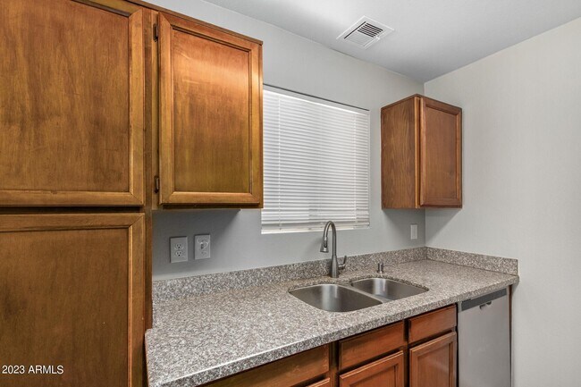 Building Photo - 653 W Guadalupe Rd