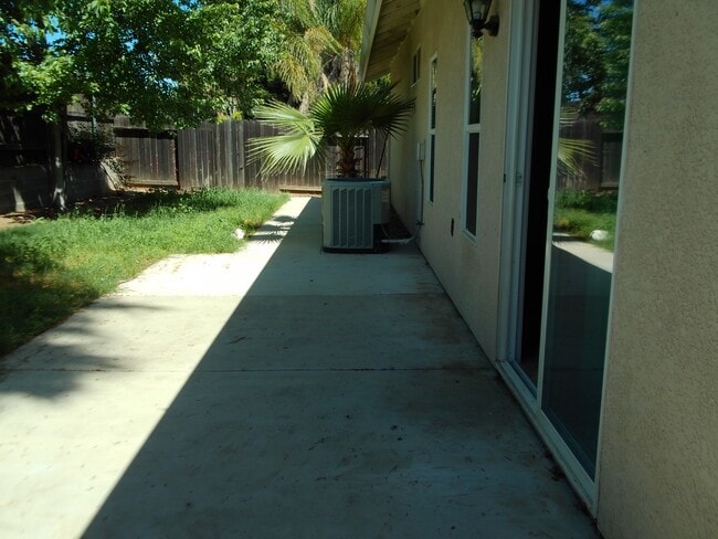 Building Photo - 1615 Bay Dr