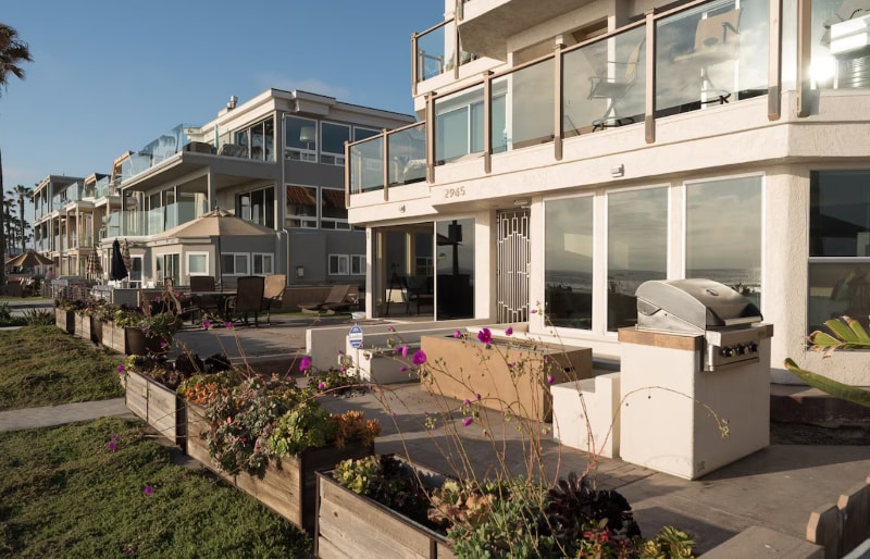 Building Photo - 2965 Ocean Front Walk