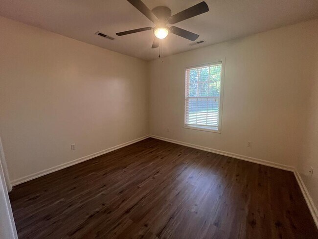 Building Photo - 3290 Valencia Dr
